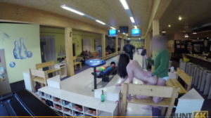 Una chica mamando una polla y una rica cogida dentro de un boliche delante de todos